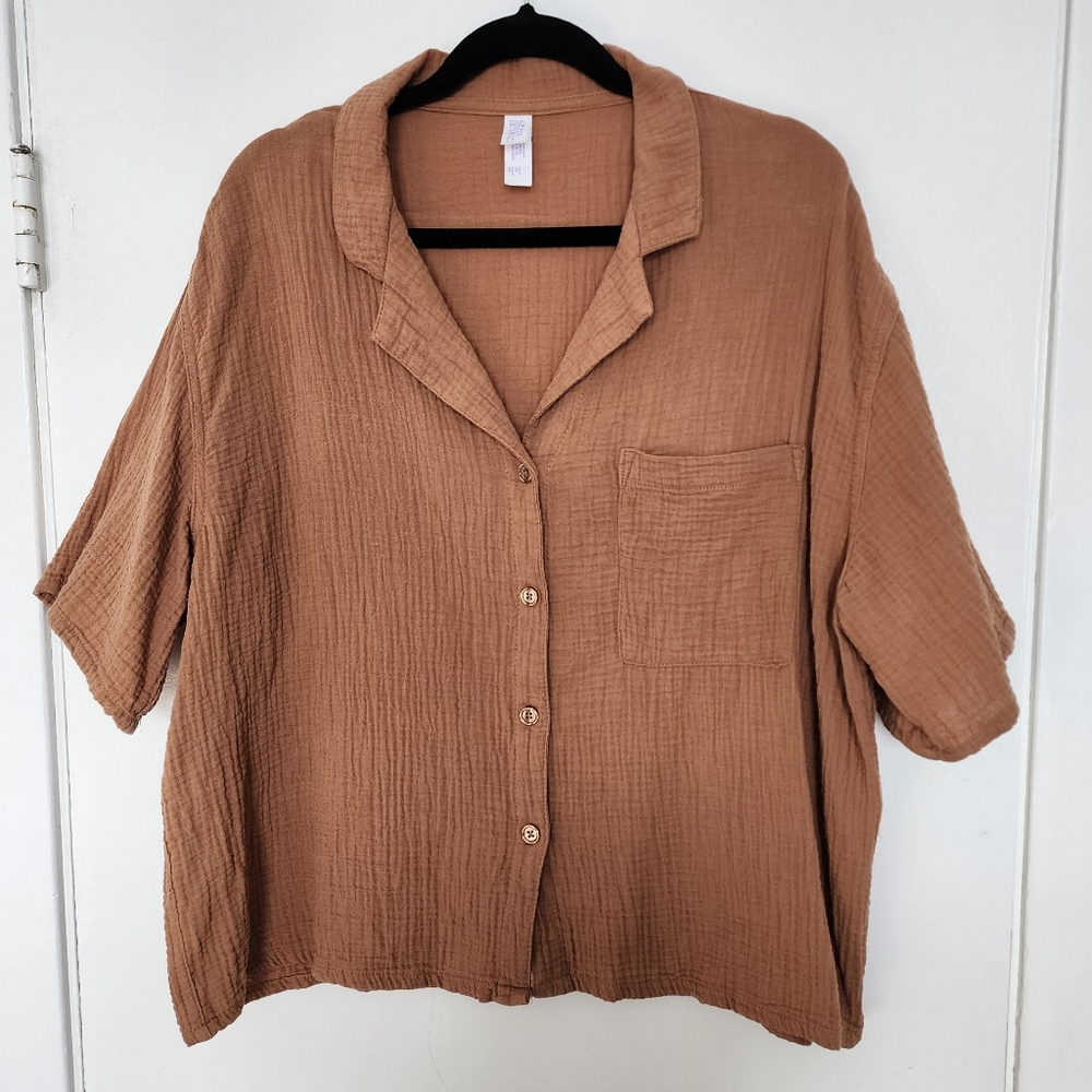 Stars Above light brown short sleeve button up blouse waffly texture 100…
